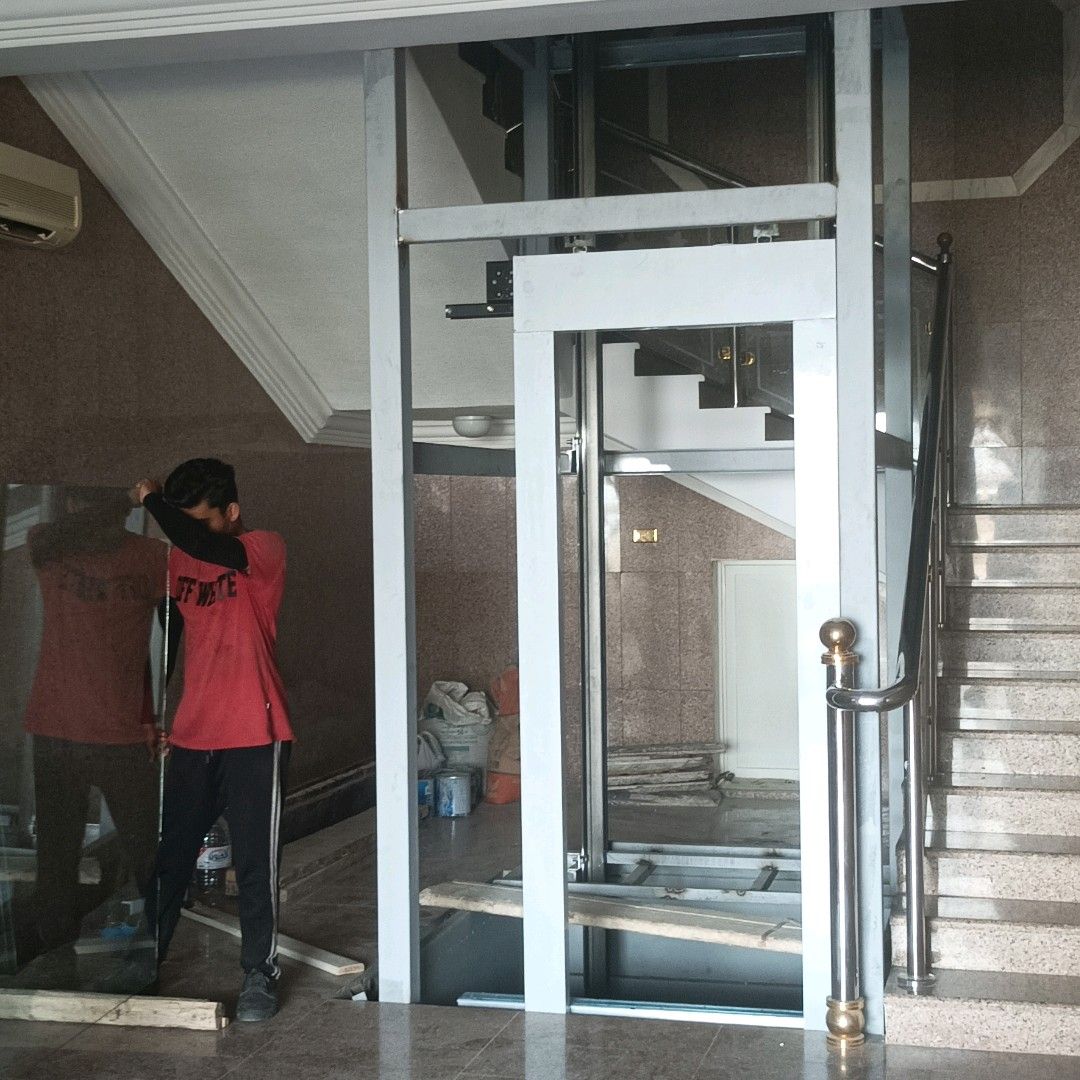 تحديث المصاعد الذكية يشمل ترقية أنظمة التحكم الرقمية والبرمجيات لتحسين سرعة الاستجابة ودقة التشغيل، وتحديث أجهزة الاستشعار وأنظمة الاتصال لرفع مستوى الأمان والمراقبة.