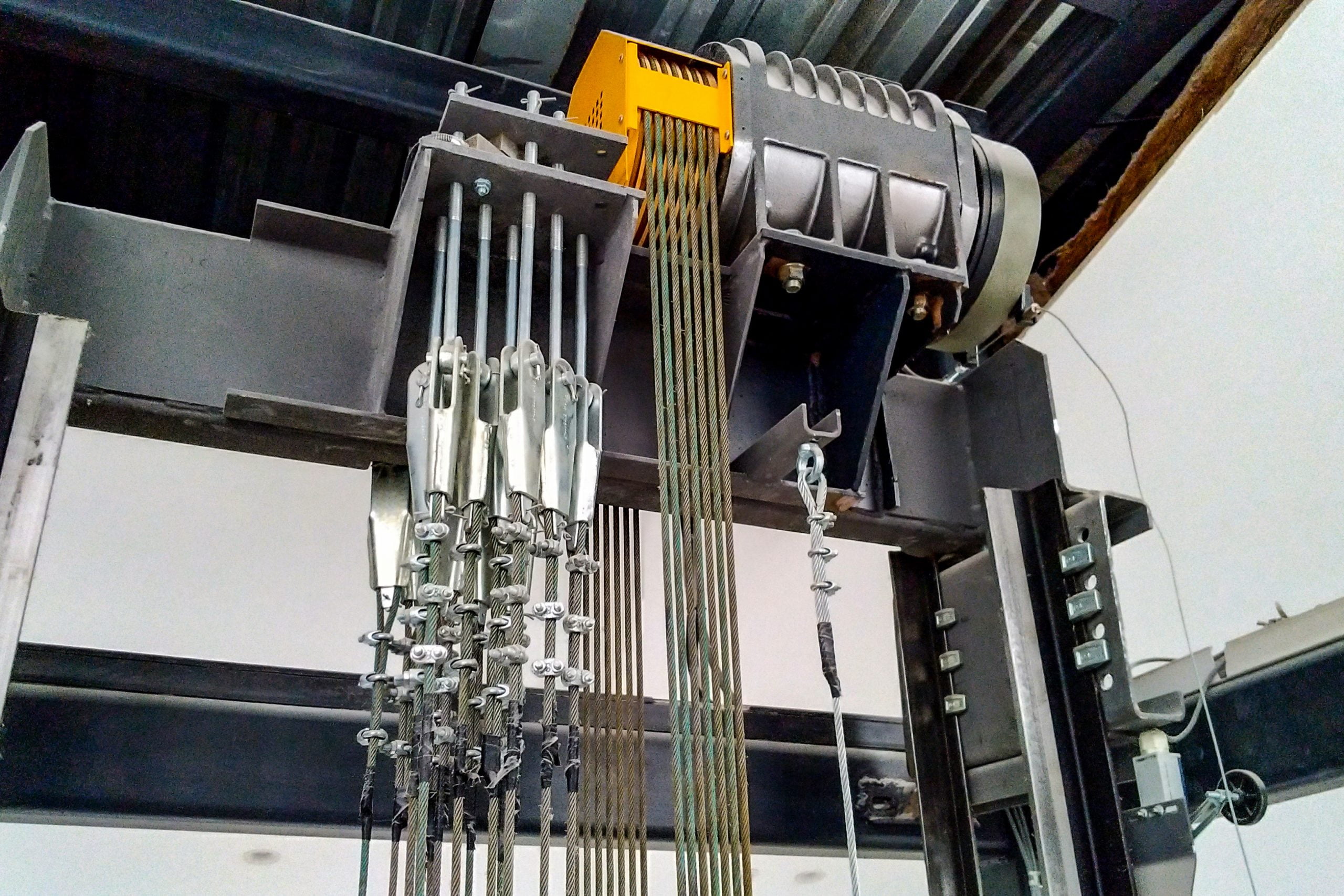 صيانة المصاعد الهيدروليكية تتضمن الفحص الدوري لـ وحدة الضخ، المضخة، الأسطوانة، ومستوى وجودة الزيت الهيدروليكي، مع التأكد من عدم وجود تسربات.