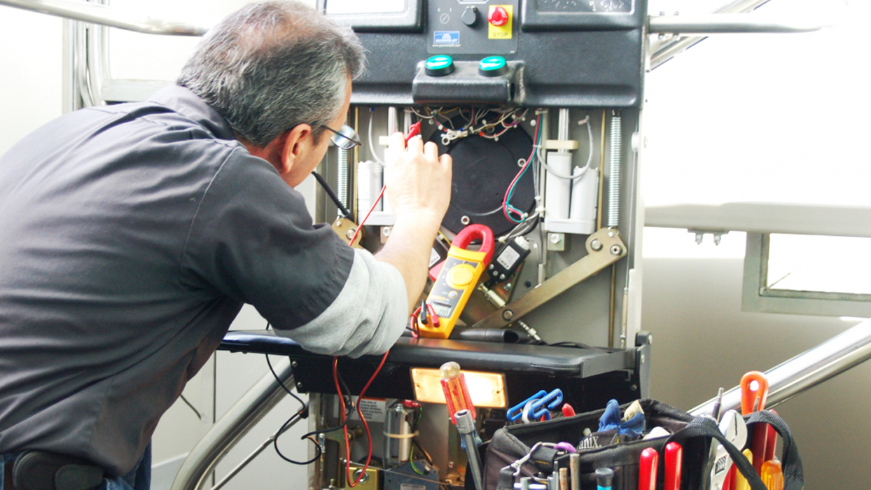 صيانة المصاعد الذكية تركز على فحص أنظمة التحكم الإلكترونية، أجهزة الاستشعار، وبرمجيات التشغيل بشكل دوري، إلى جانب فحص الكابينة، الأبواب، وأجزاء الرفع الميكانيكية