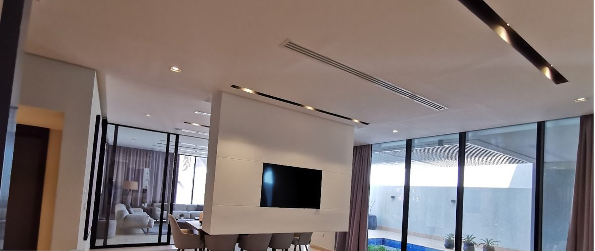 نظام التكيف المخفي يعتمد على وحدات داخلية صغيرة متصلة بوحدة خارجية، ويتميز بقدرته على توزيع الهواء بشكل متساوٍ دون التأثير على التصميم الداخلي. يهدف النظام إلى توفير راحة حرارية عالية