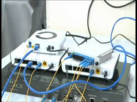 التركيب تمديد الكابلات، تركيب المحولات (Switches)، أجهزة التوجيه (Routers)، نقاط الوصول اللاسلكية (Access Points)، وتوصيل الأجهزة.